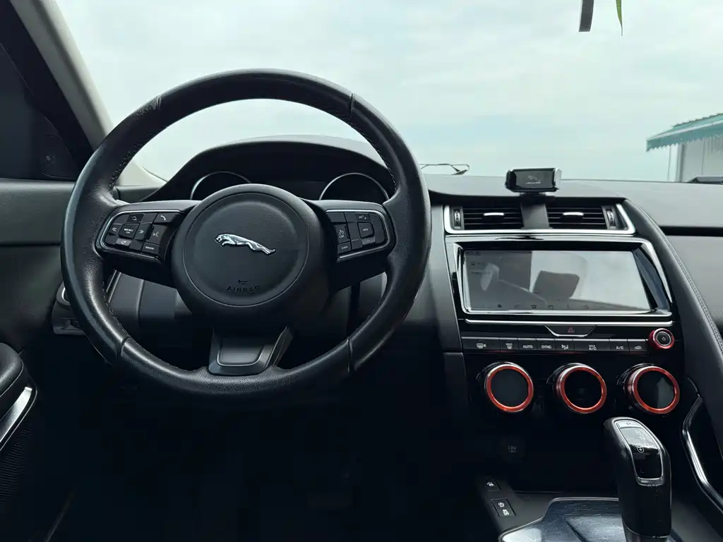 Jaguar E-PACE 2018 — фото 8