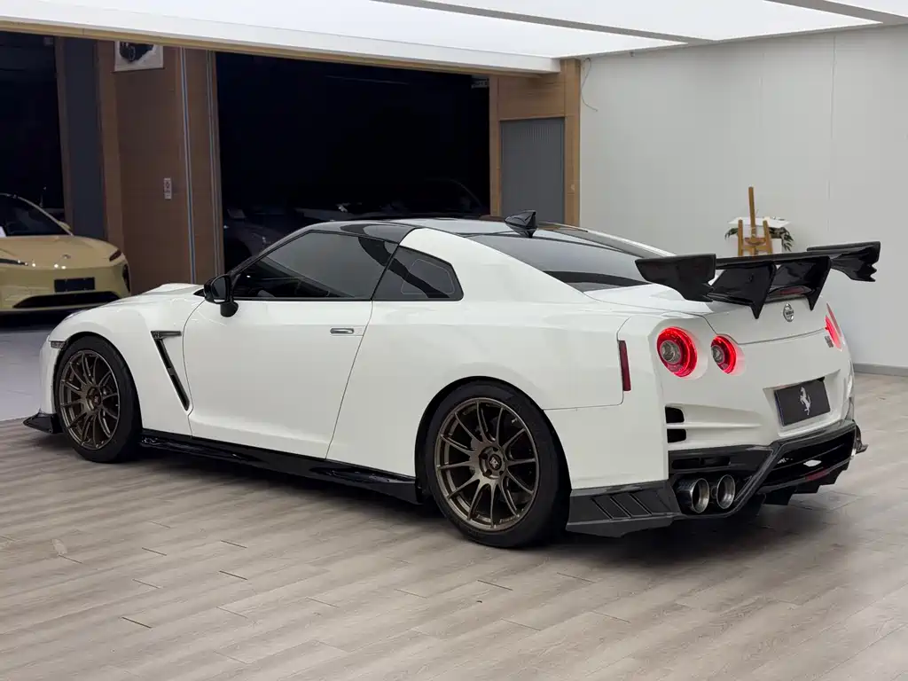 Nissan GT-R 2010 — фото 5