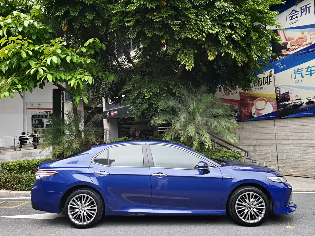Toyota Camry 2019 — фото 3