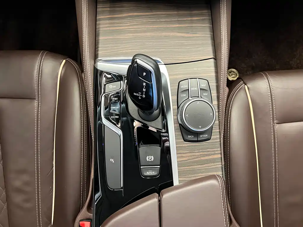 BMW 5 Series 2019 — фото 12