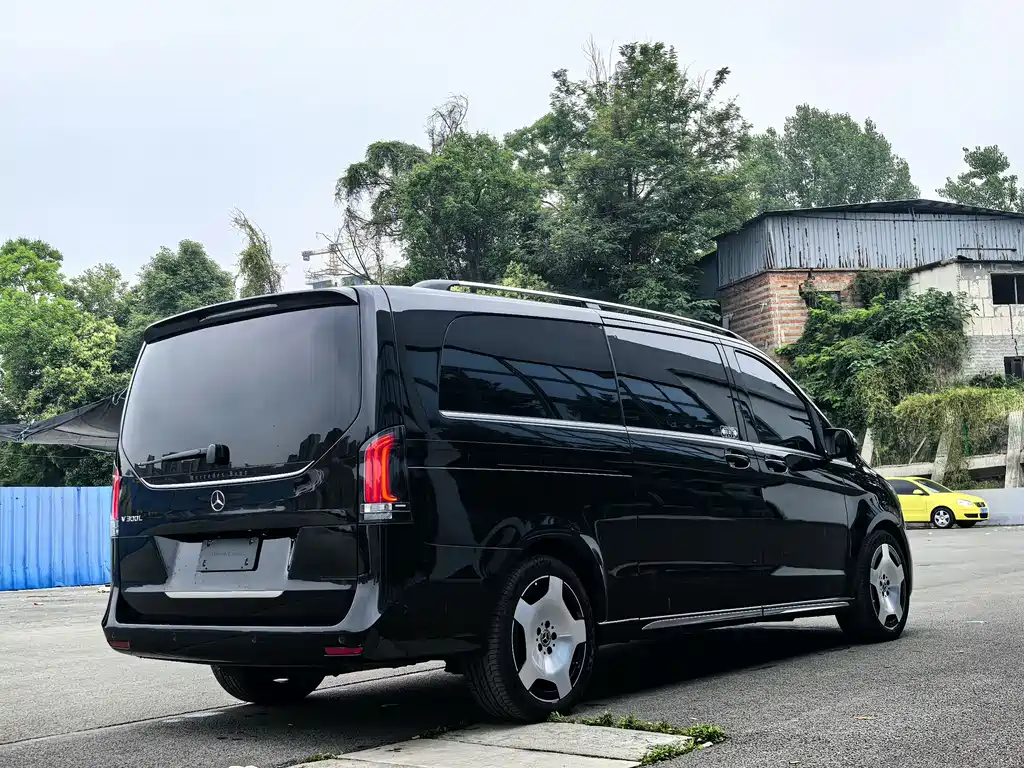 Mercedes-Benz V-Class 2024 — фото 13