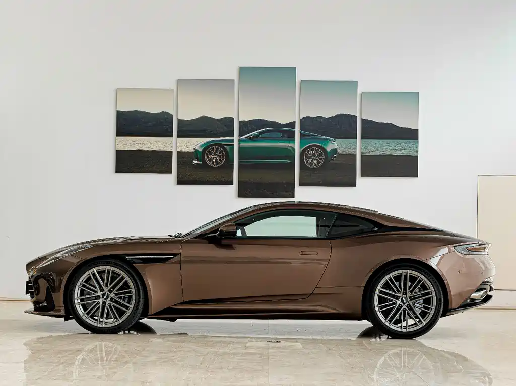 Aston Martin DB12 — фото 2
