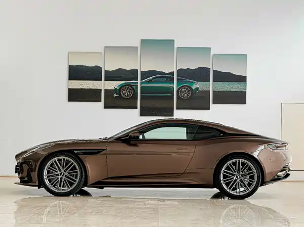 Aston Martin DB12 2025