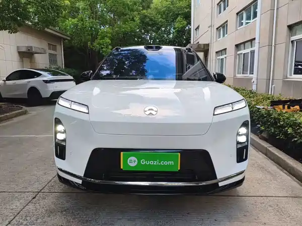 NIO ES8 2025