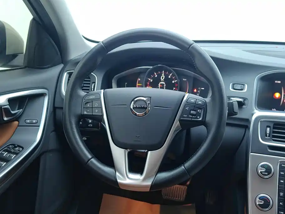 Volvo S60 2018 — фото 15