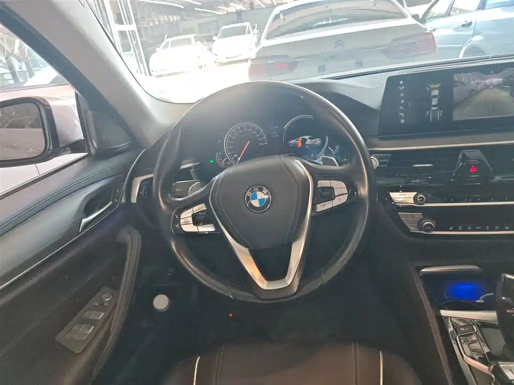 BMW 5 Series 2018 — фото 8
