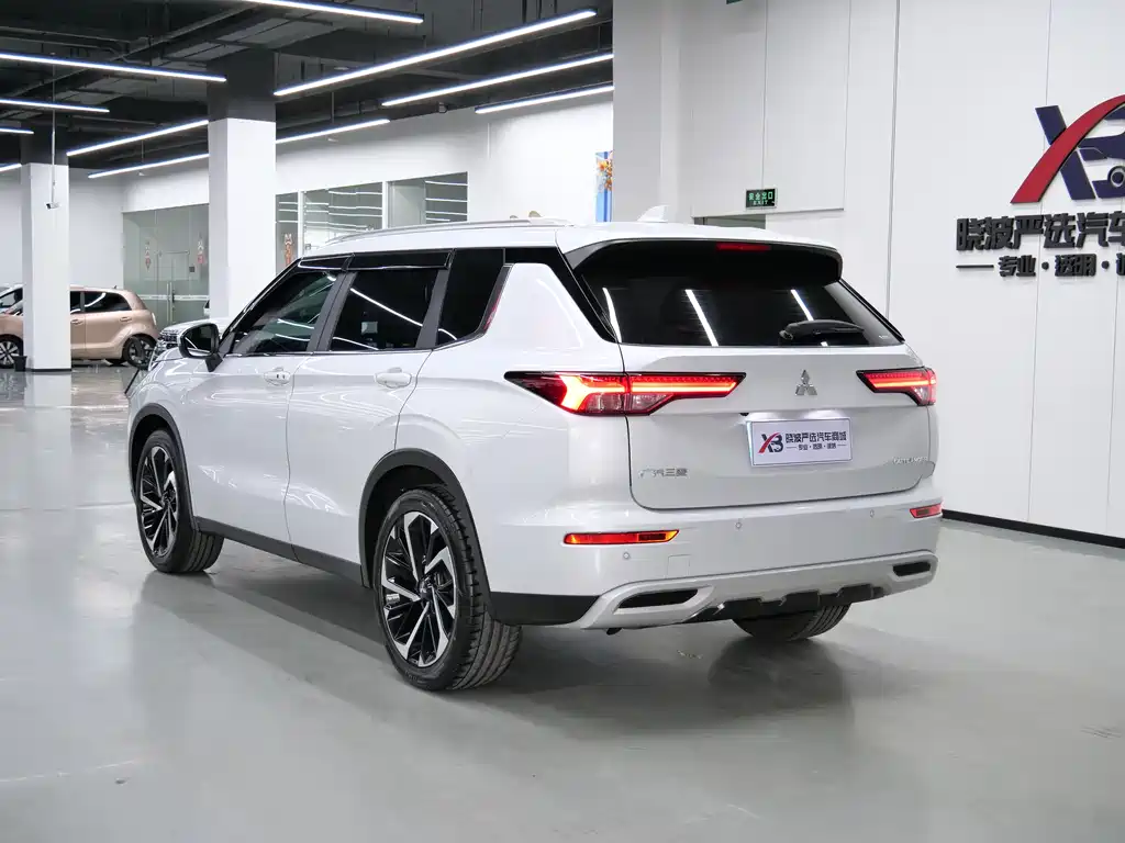 Mitsubishi Outlander 2023 — фото 7