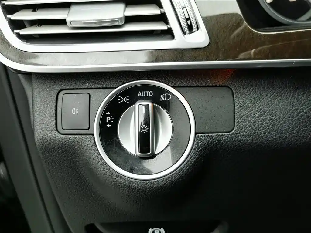 Mercedes-Benz E-Class 2015 — фото 21