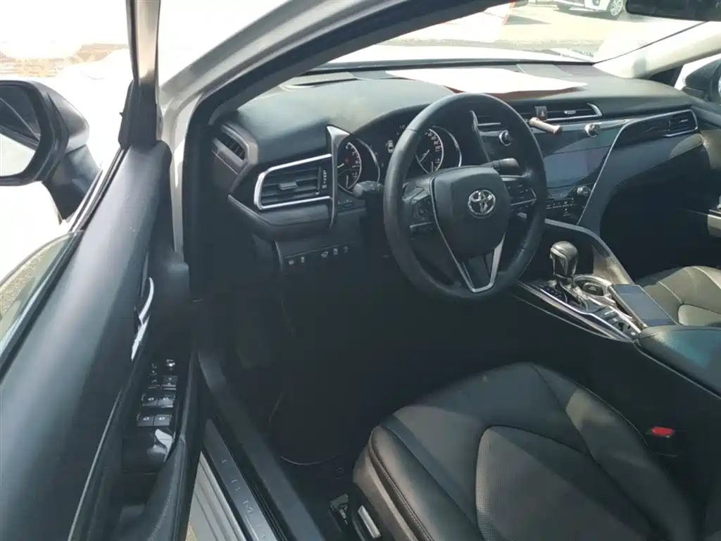 Toyota Camry 2019 — фото 15