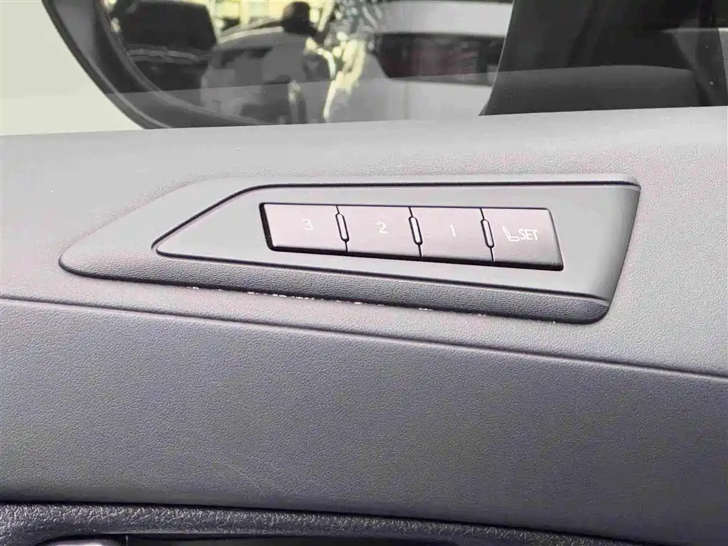 Lexus LM 2023 — фото 17