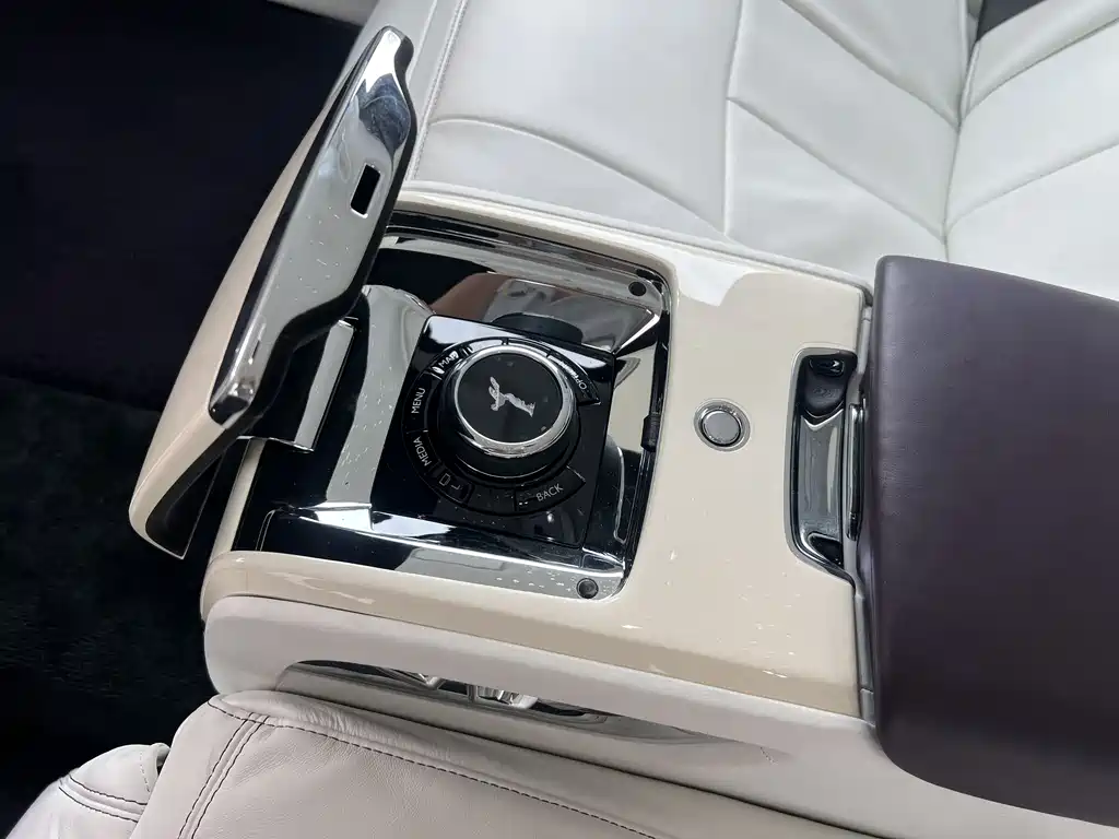 Rolls-Royce Phantom 2019 — фото 16