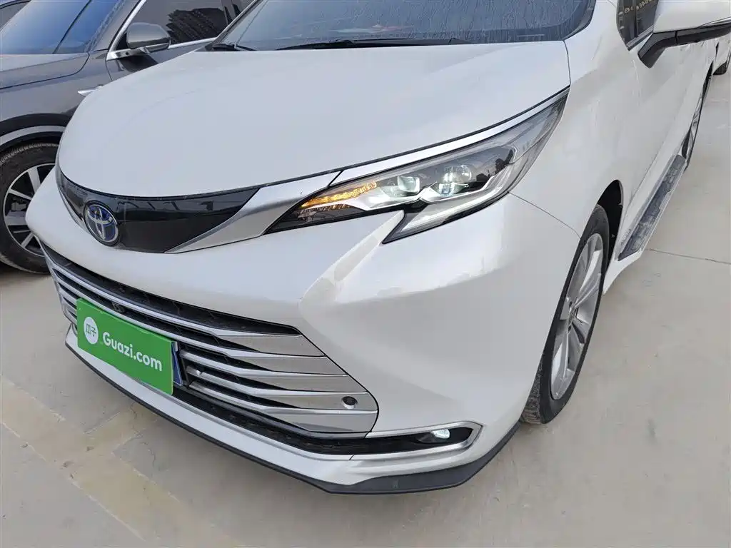 Toyota Sienna 2023 — фото 18