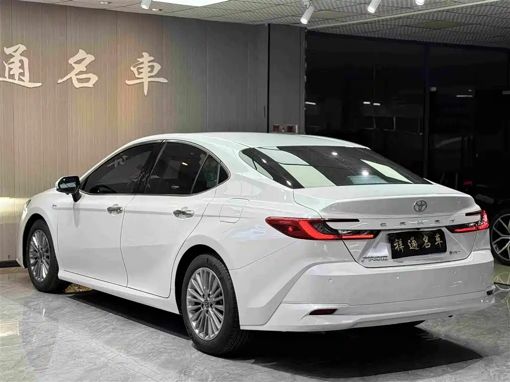 Toyota Camry 2024 — фото 17