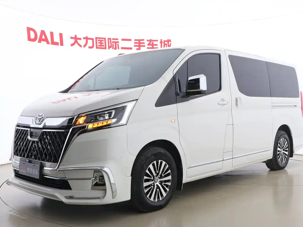Toyota Hiace 2023 — фото 1
