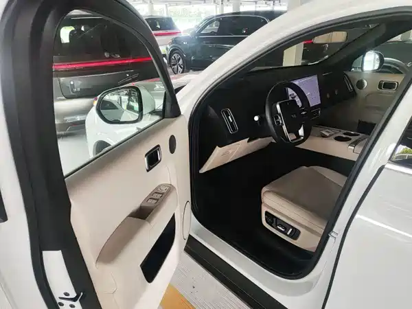 Li Auto L8 2025