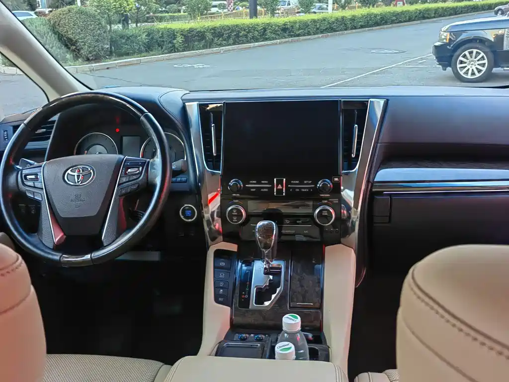 Toyota Alphard 2023 — фото 10