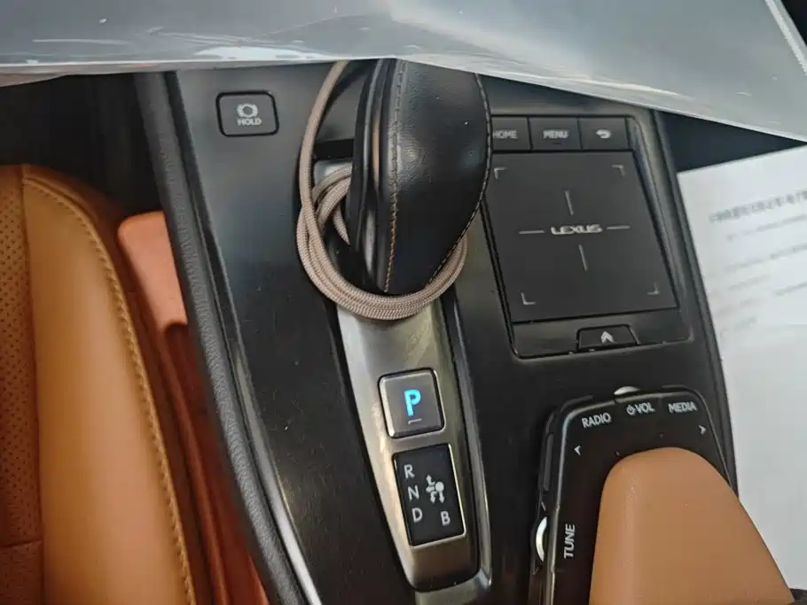 Lexus UX New Energy 2021 — фото 16