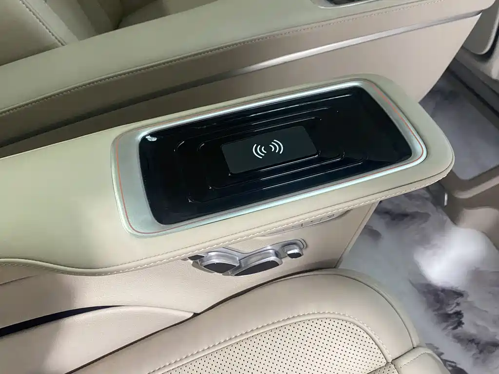Mercedes-Benz V-Class 2023 — фото 12