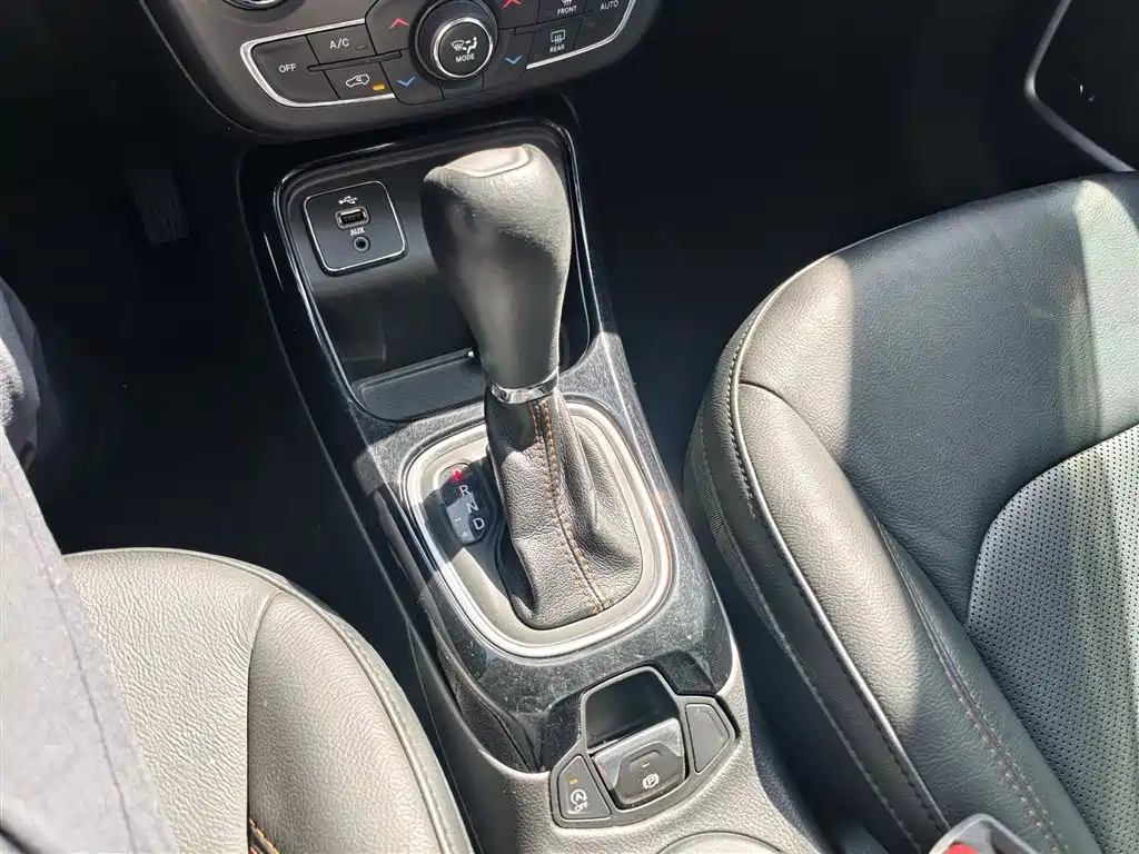 Jeep Compass 2017 — фото 12