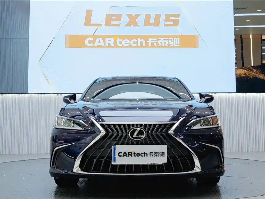 Lexus ES 2023 — фото 1