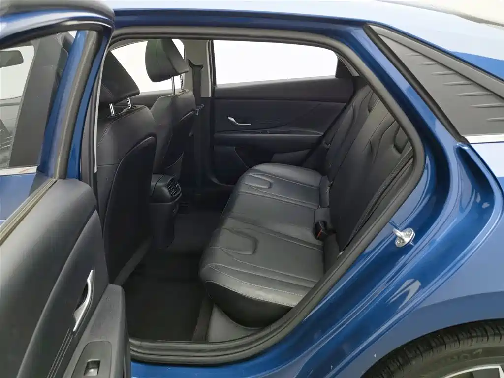 Hyundai Elantra 2023 — фото 15