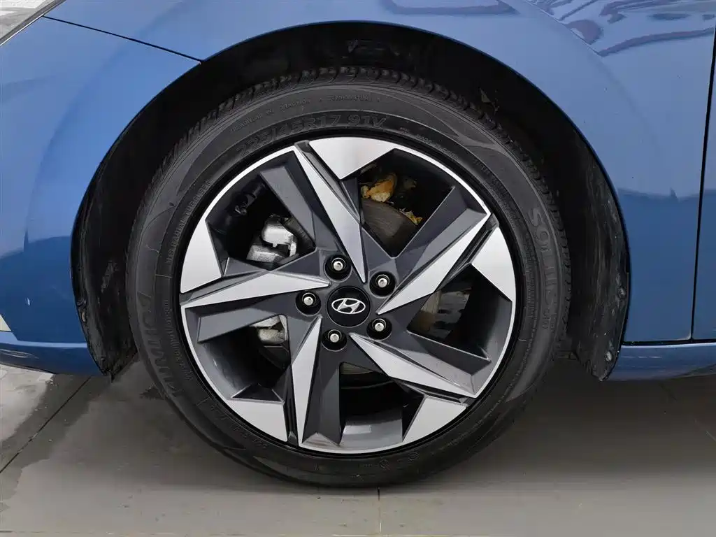 Hyundai Elantra 2023 — фото 17