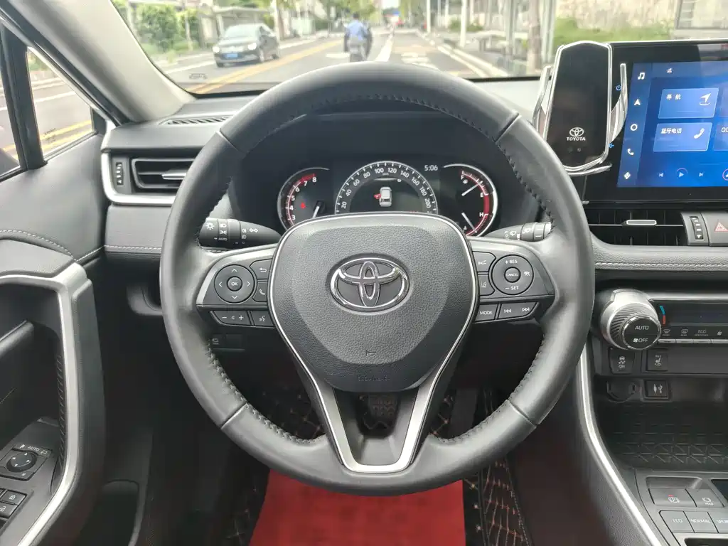 Toyota RAV4 2023 — фото 12