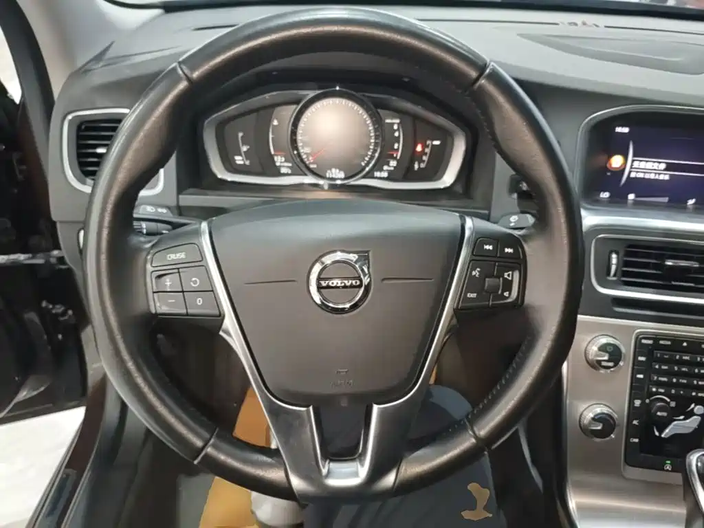 Volvo S60 2018 — фото 11