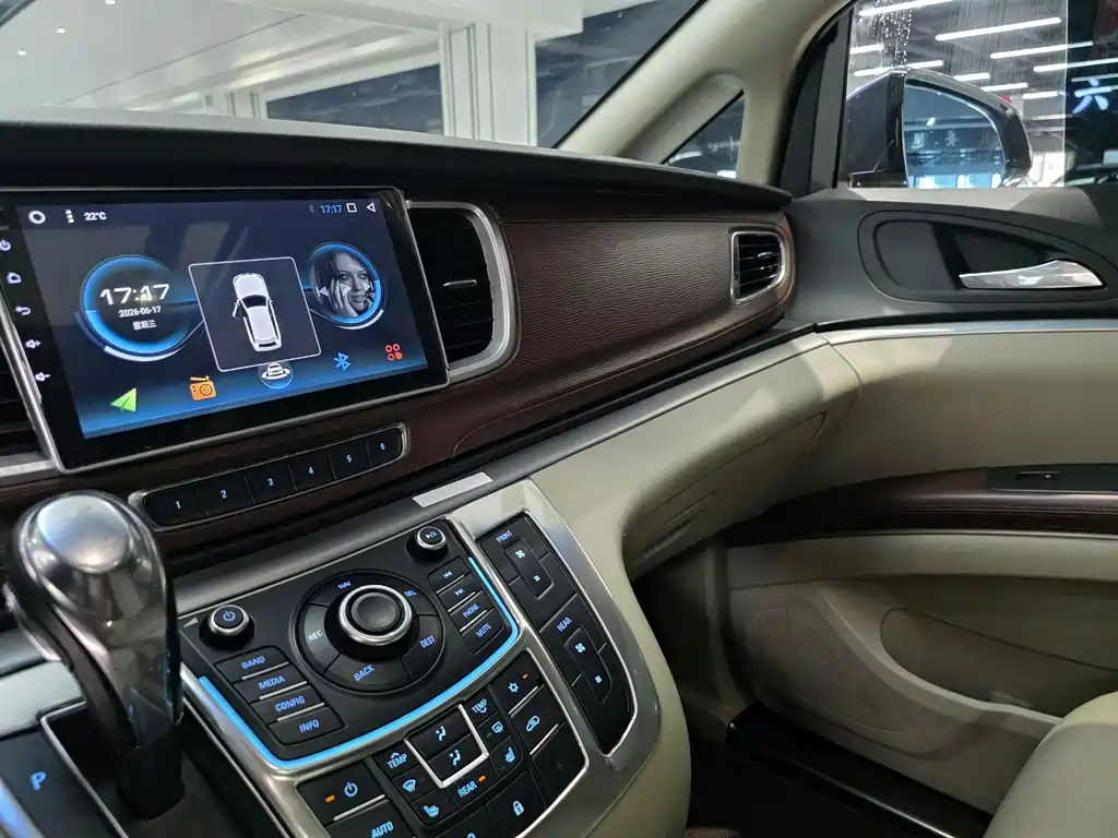 Buick GL8 2015 — фото 10