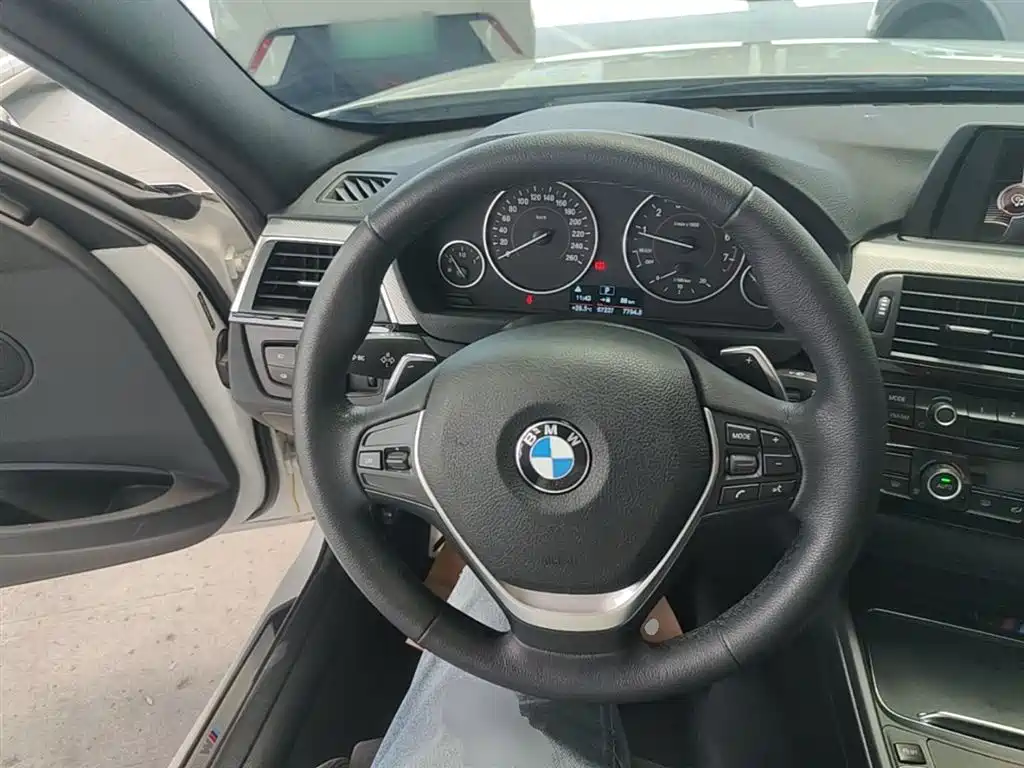 BMW 3 Series 2017 — фото 11