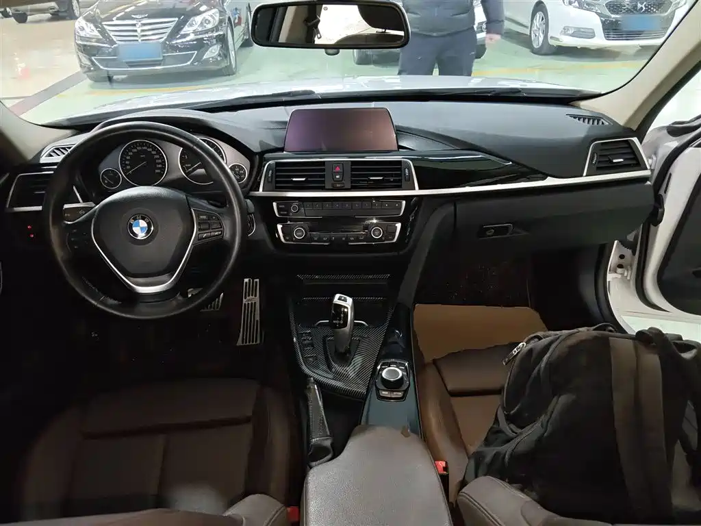 BMW 3 Series 2018 — фото 12