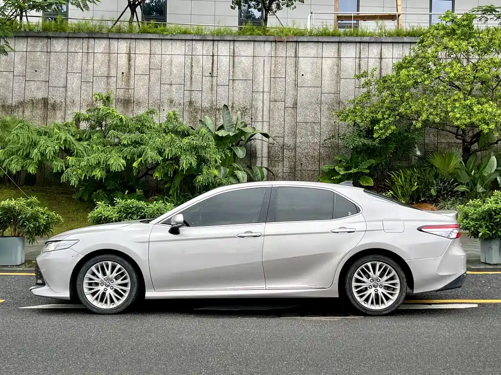 Toyota Camry 2019 — фото 3