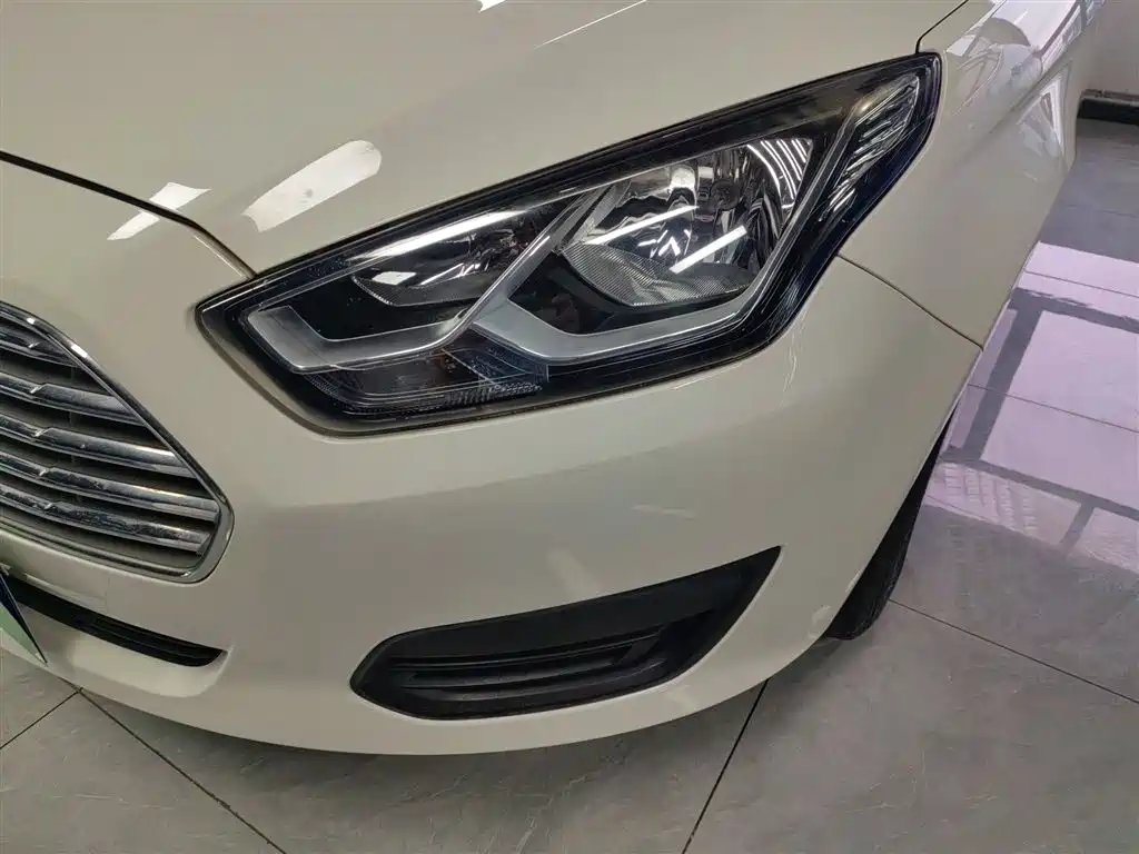 Ford Escort 2018 — фото 15