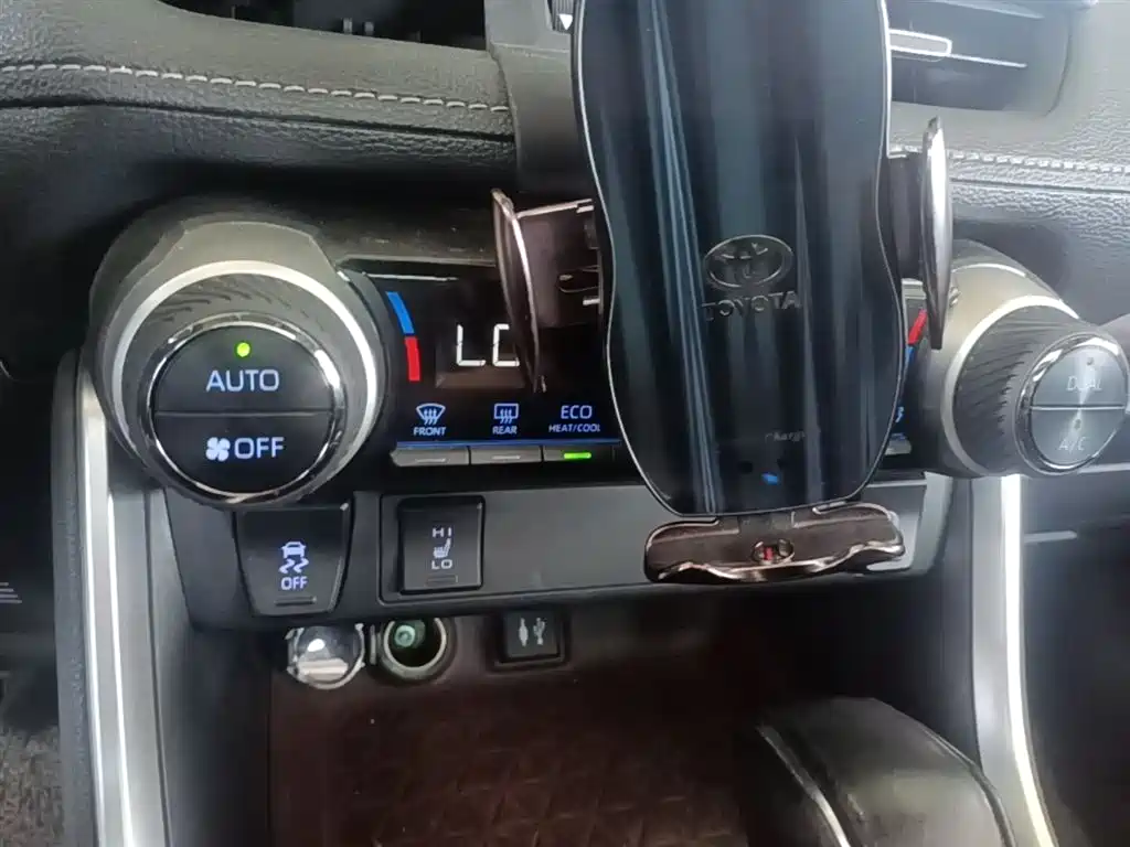 Toyota RAV4 2020 — фото 13