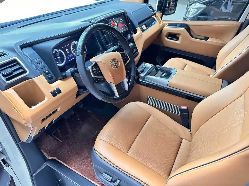 Toyota Hiace 2023 — фото 4