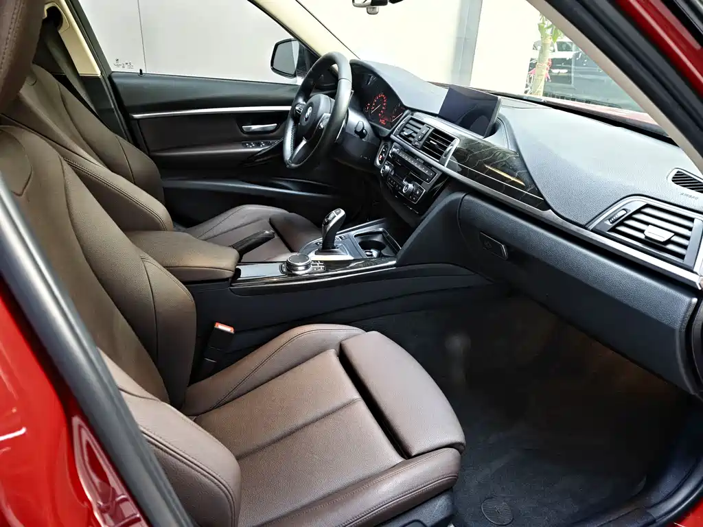 BMW 3 Series 2018 — фото 19