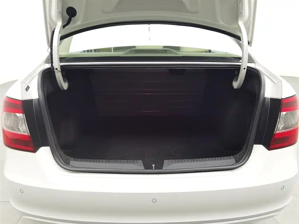 Skoda Rapid 2014 — фото 16