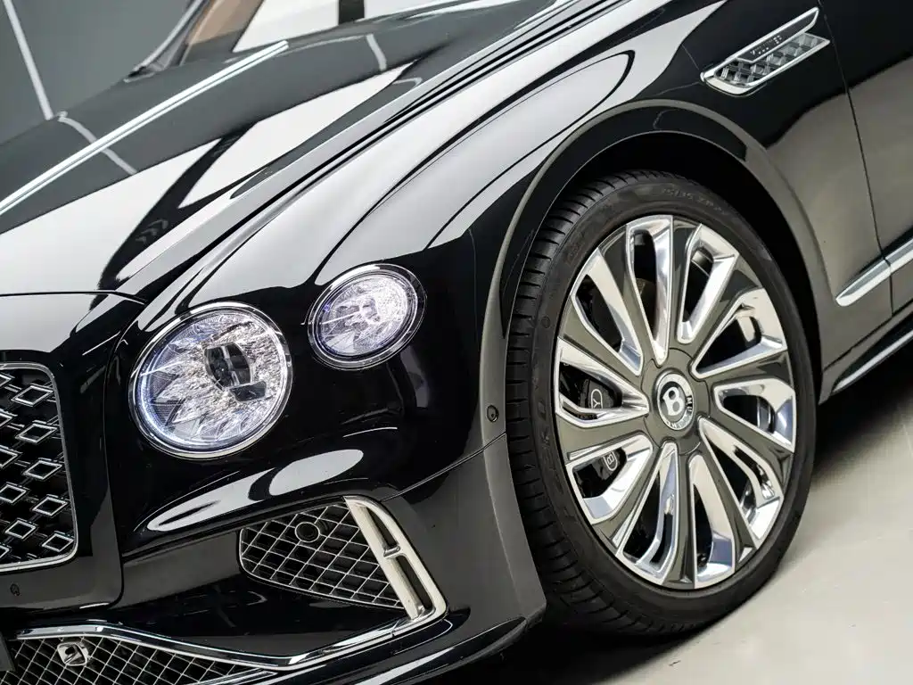 Bentley Flying Spur Plug-In Hybrid 2026 — фото 3
