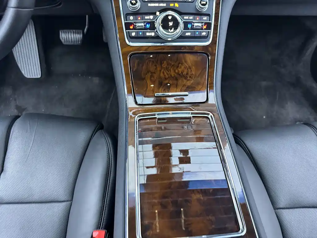 Lincoln Continental 2018 — фото 18