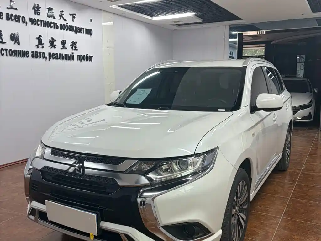 Mitsubishi Outlander 2021 — фото 1