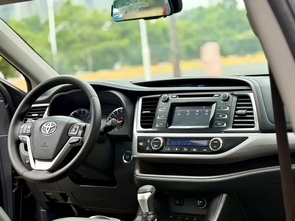 Toyota Highlander 2018 — фото 17