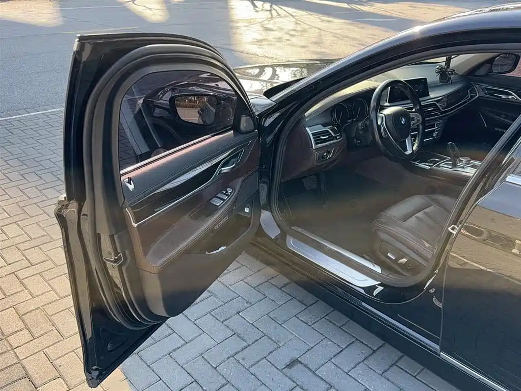 BMW 7 Series 2017 — фото 14