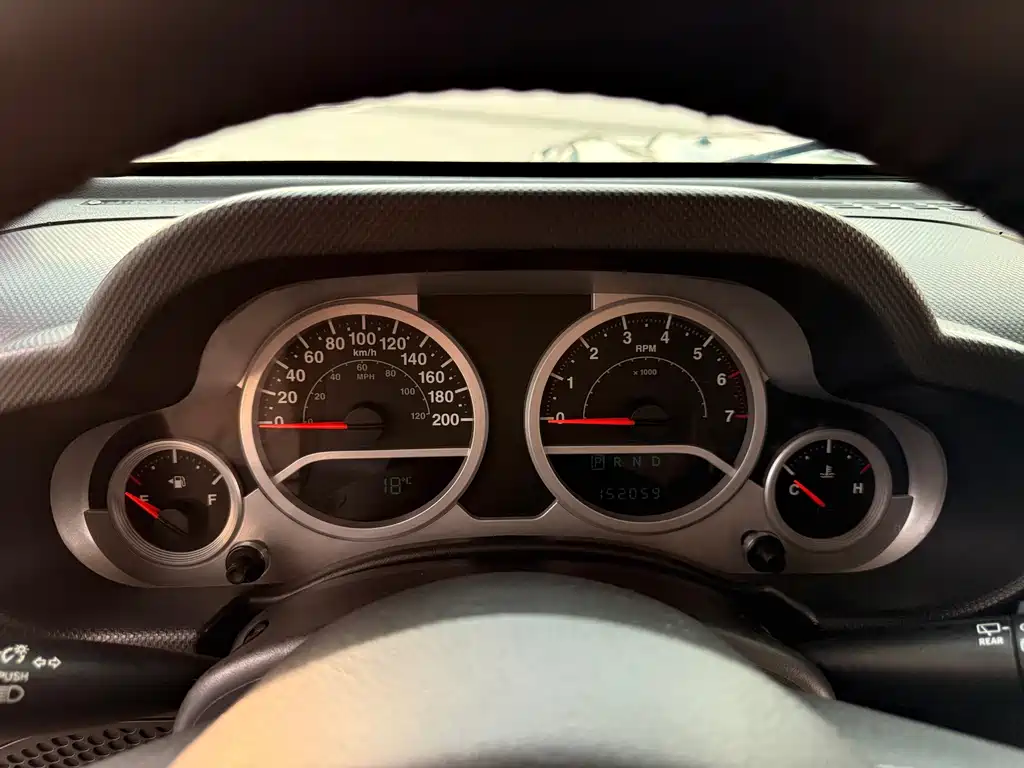 Jeep Wrangler 2010 — фото 18