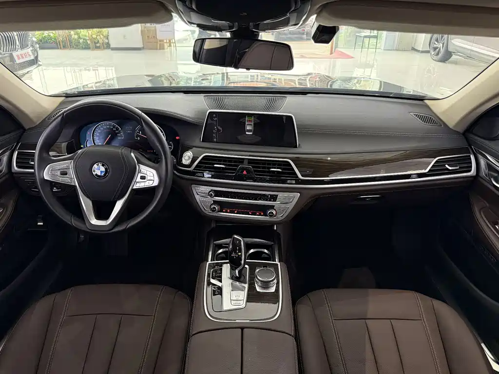 BMW 7 Series 2017 — фото 8