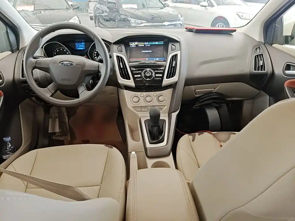 Ford Focus 2015 — фото 10
