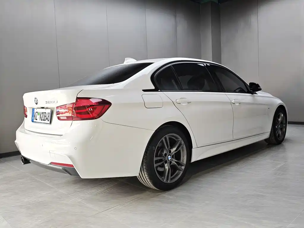 BMW 3 Series 2018 — фото 17