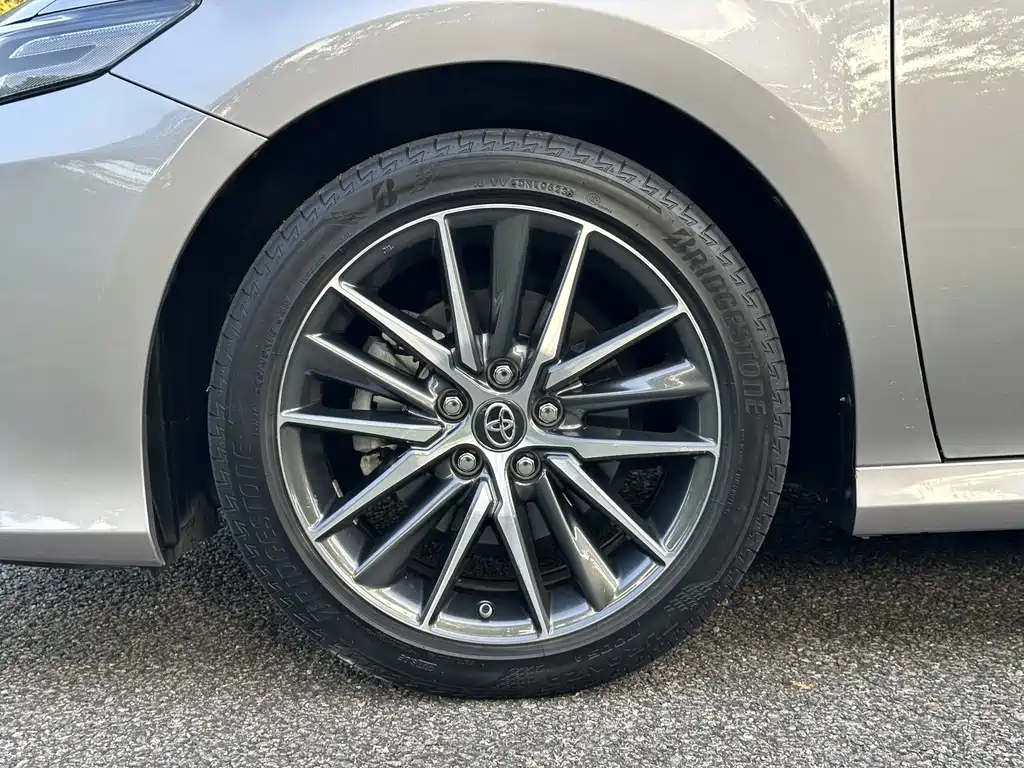 Toyota Camry 2023 — фото 25