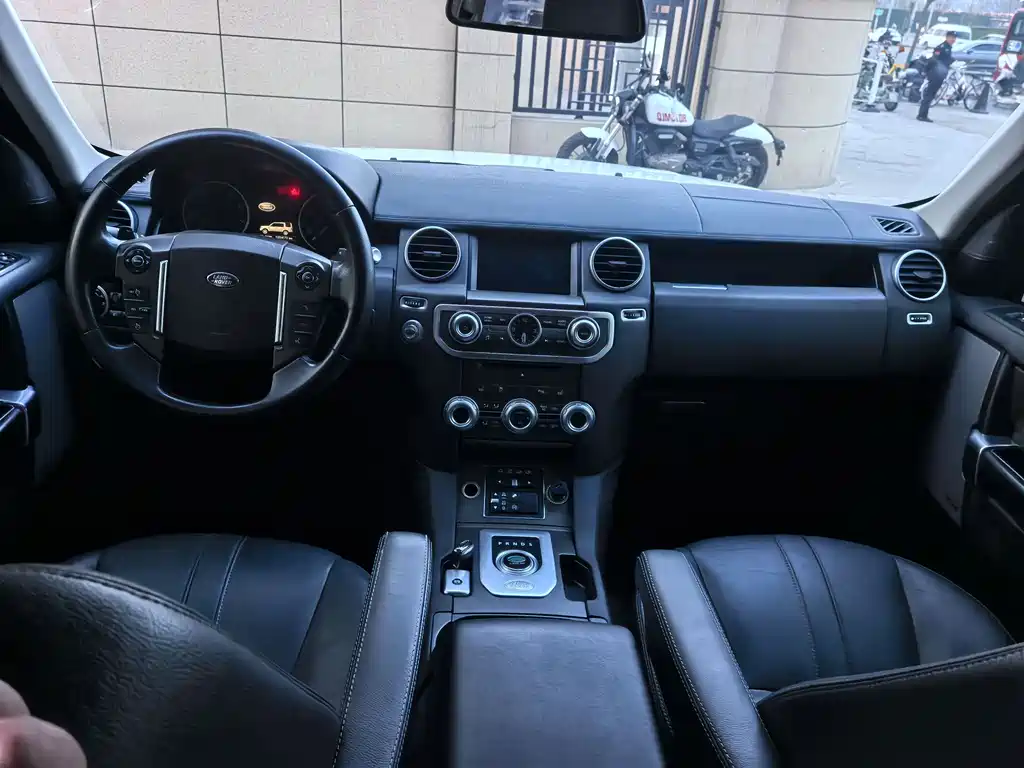 Land Rover Discovery 2015 — фото 8