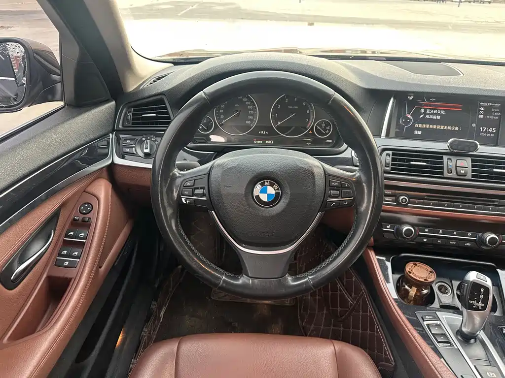 BMW 5 Series 2017 — фото 11