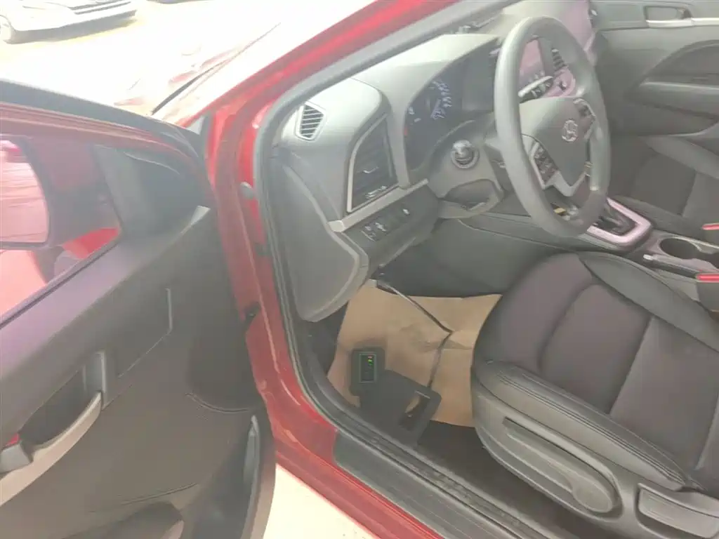 Hyundai Elantra 2018 — фото 16